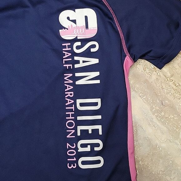 LESLIE JORDAN POLY RACE TEE SAN DIEGO MARATHON 2013 SIZE M - Picture 3 of 6